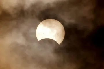 Пълно слънчево затъмнение тази нощ