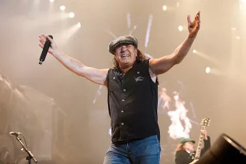 AC/DC отлагат турне - вокалът може да оглушее
