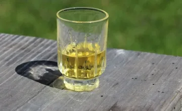  Митничари спипаха 1 тон  домашна ракия в нета