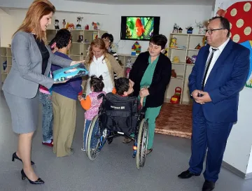 Кмет и омбудсман  осигуриха дрехи за деца и възрастни 