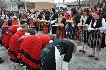 Момичета и жени тренират за кушиите в с. Бачево