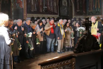 Изпратиха Бочаров  с пролетни цветя 