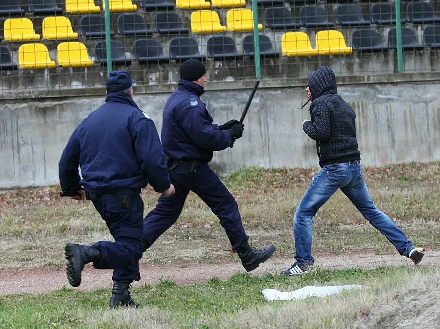 Родният хулиган не се млати на работа