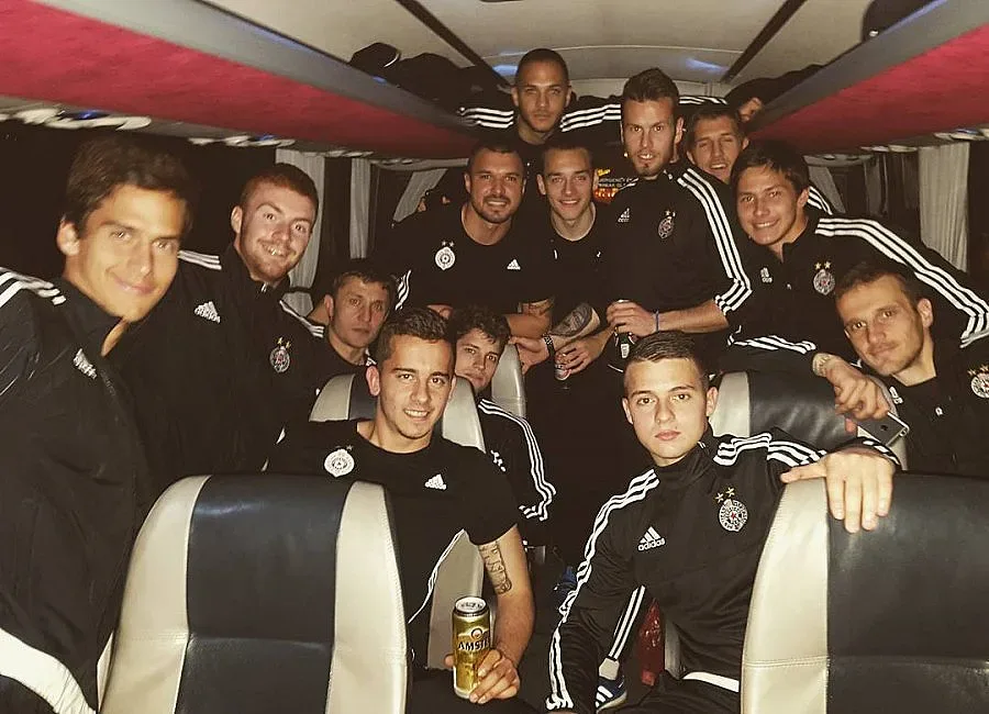 Божинов разлива бира след успех