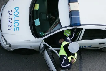 Пийнал шофьор опита да подкупи полицай с 20 лв.