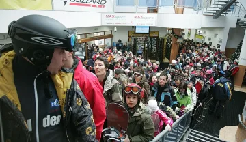 10 000 висяха на опашка пред лифта в Банско