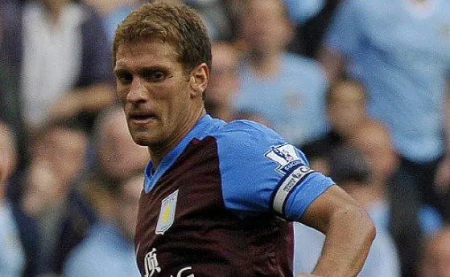 "Астън Вила" вика Стенли на пожар