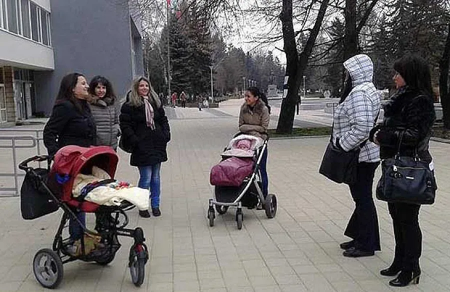 Майки на деца с увреждания протестират в Перник