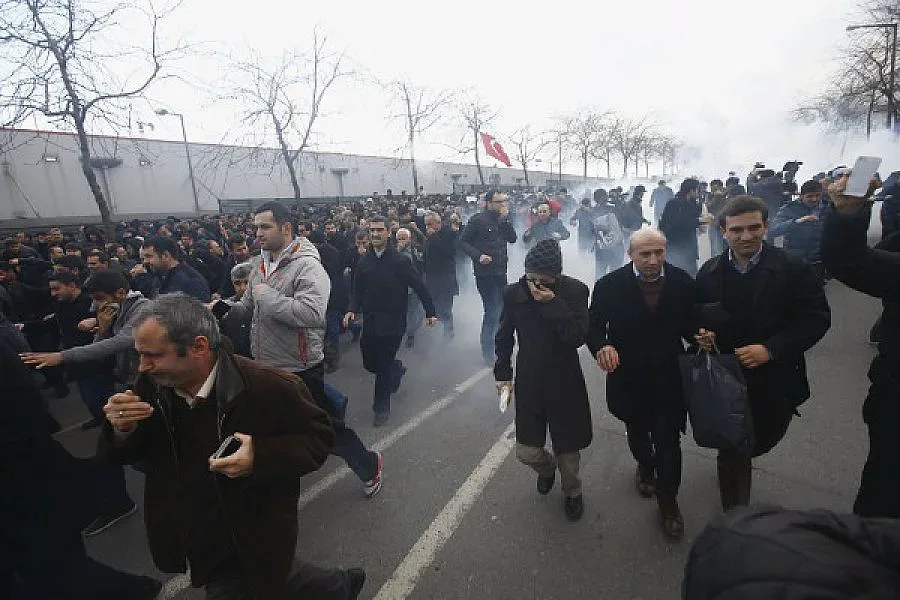 Турската полиция се окопа в редакцията на „Заман" 