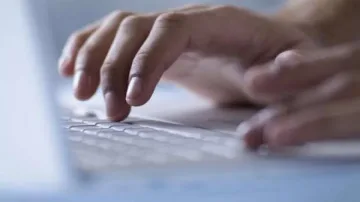 Обвиниха директор на музей, че работи прекалено много