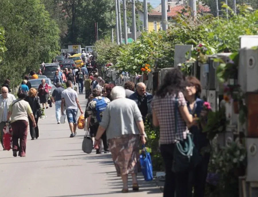 Пускат допълнителни автобуси заради Задушница