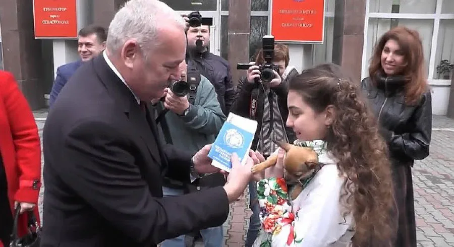 Путин зарадва момиченце с куче (ВИДЕО)