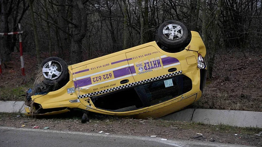 Такси се обърна по таван край Разград