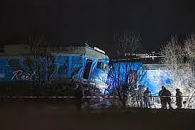 След влаковата катастрофа. Мъж още е в критично състояние