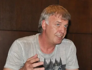 Сираков остава под наблюдение