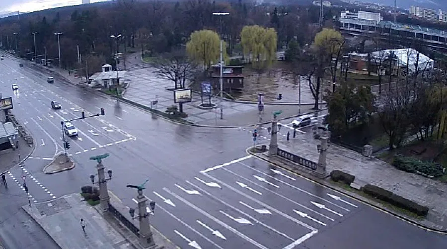 Облачно с валежи в петък