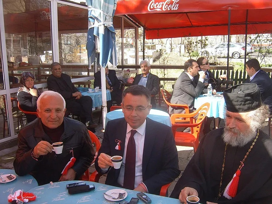 Кмет, поп и даскал пиха заедно кафе на 3 март в Кърджали 