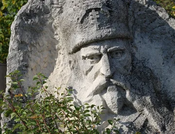 Роднини на Корчев се поклониха на паметника му в Радомир
