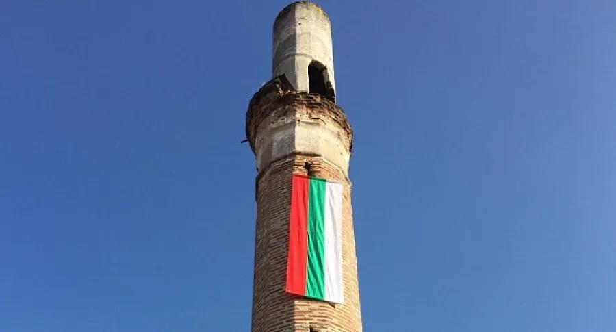 Националист закачи националното знаме на минаре на джамия