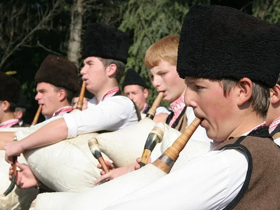 Над 100 гайди в Морската градина във Варна за 3 март