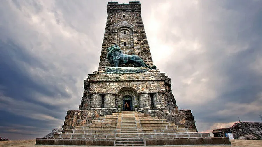 Стотици се стичат на Шипка