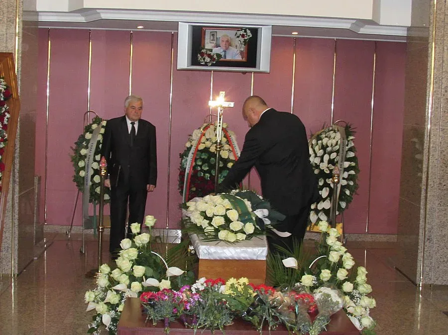 Премиерът се прости през сълзи с Танов