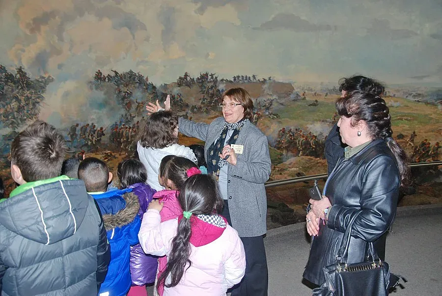 Деца окичиха Панорамата с рисунки