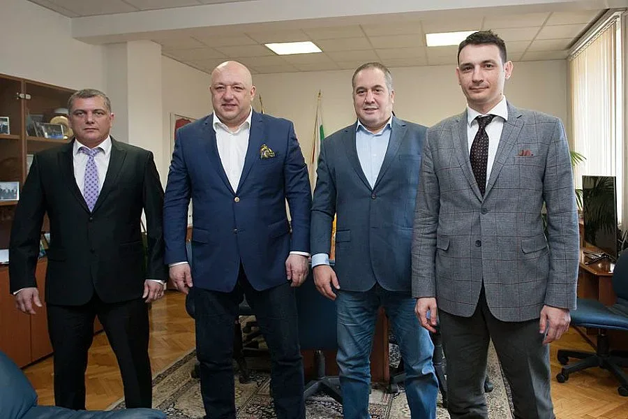 Бинев и Михайлов си стиснаха ръце пред Кралев