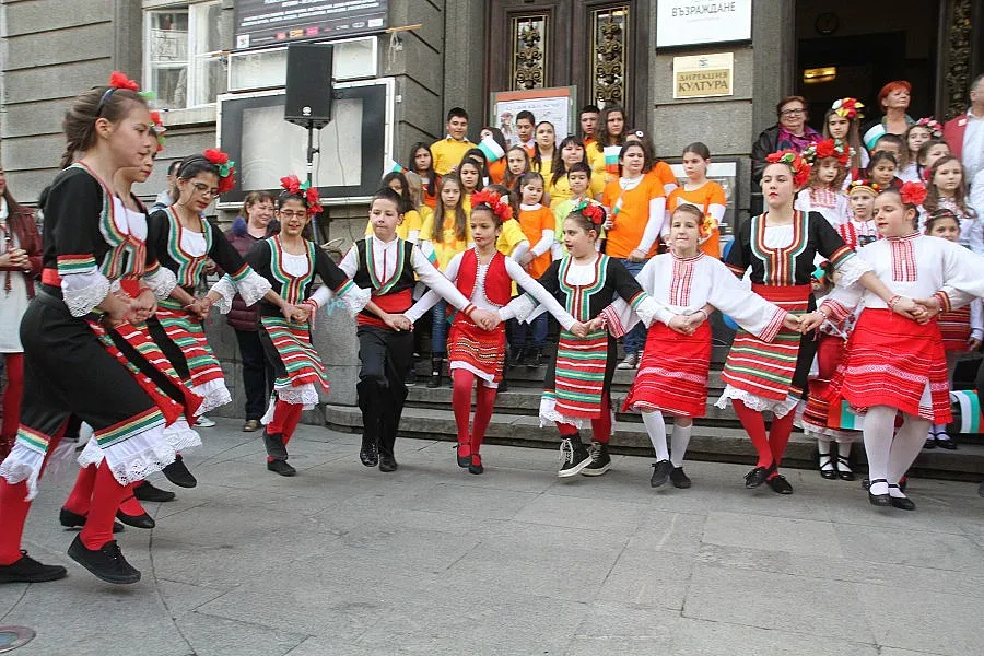 Деца огласиха "Славейков" с патриотични песни (ВИДЕО)