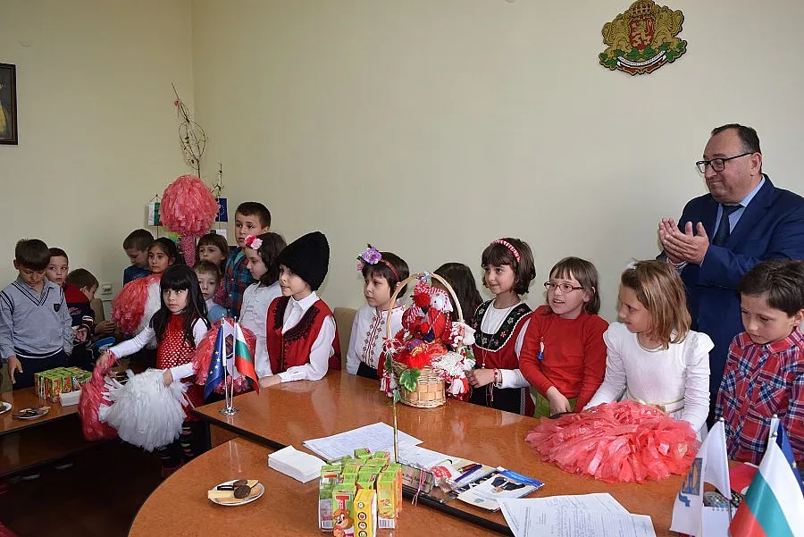 Първокласници на гости на омбудсмана на Кърджали
