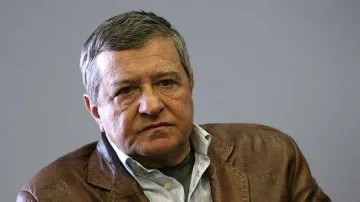 Боян Биолчев чете свой разказ на студенти