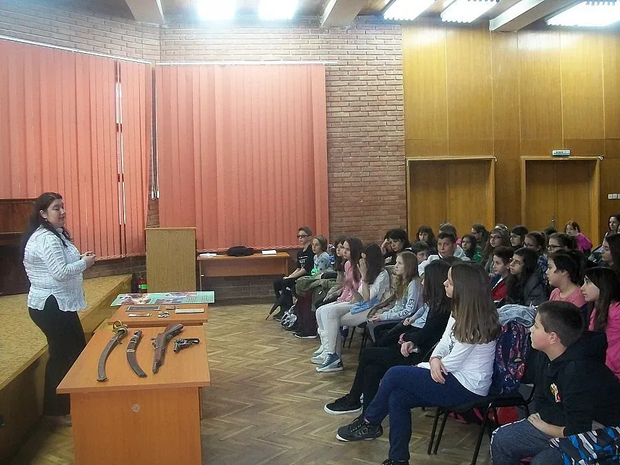 Ученици с пушки и саби станаха опълченци