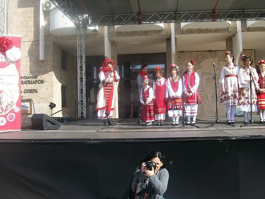 Малки и големи посрещнаха Баба Марта