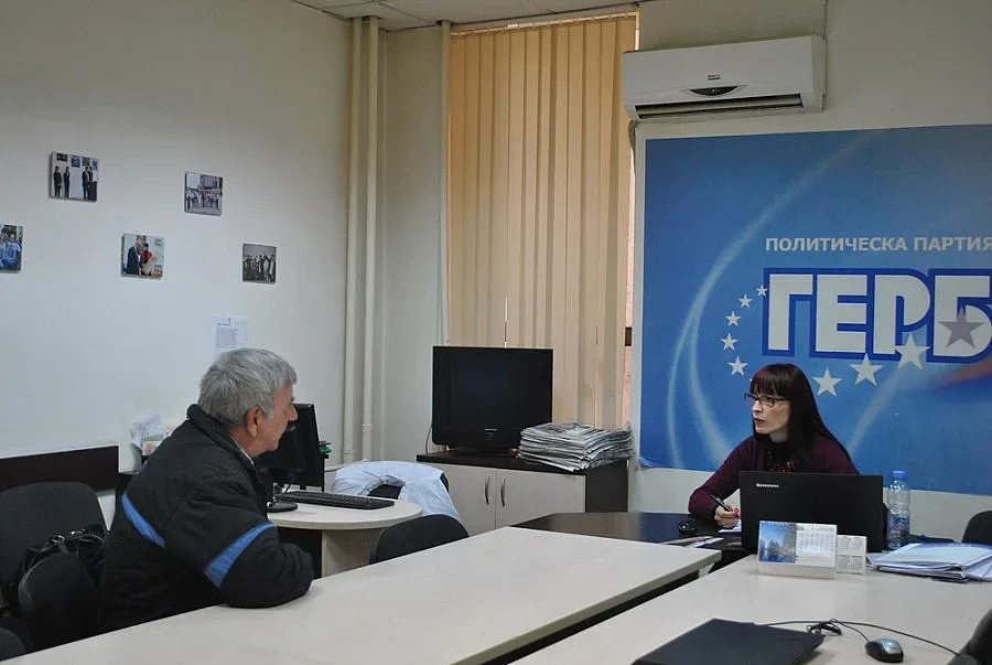 Десетки с проблеми атакуваха приемна на депутат