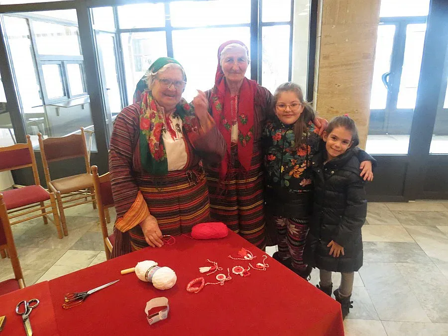 Деца и баби майсториха мартеници в помощ на болно бебе