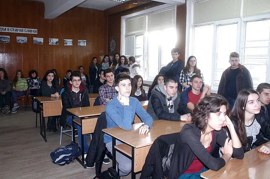 Проф. Балкански с кръжок в Сливен