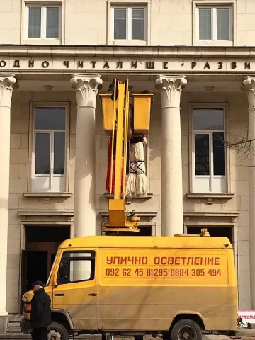 Закичиха читалището във Враца с 2 м. мартеница