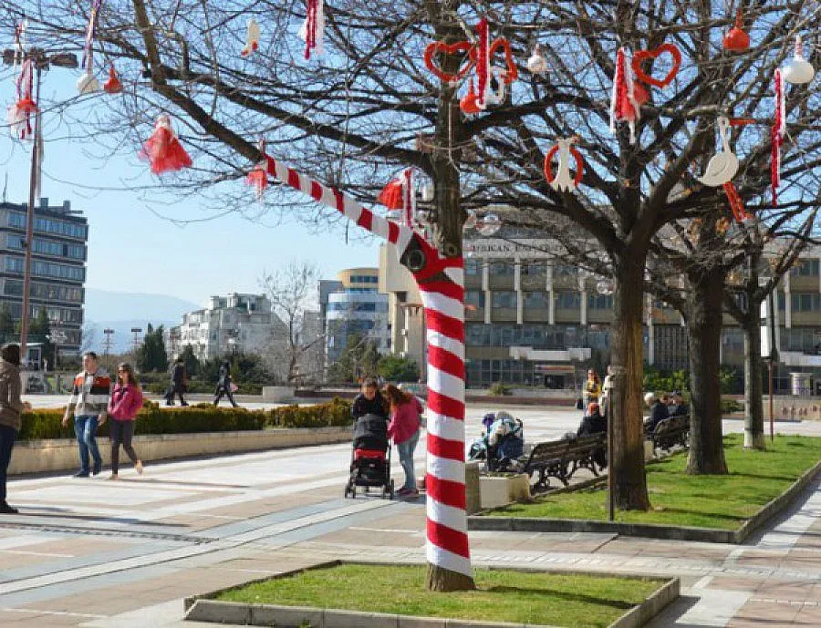 В Перник кичат дървета с мартеници от конкурс
