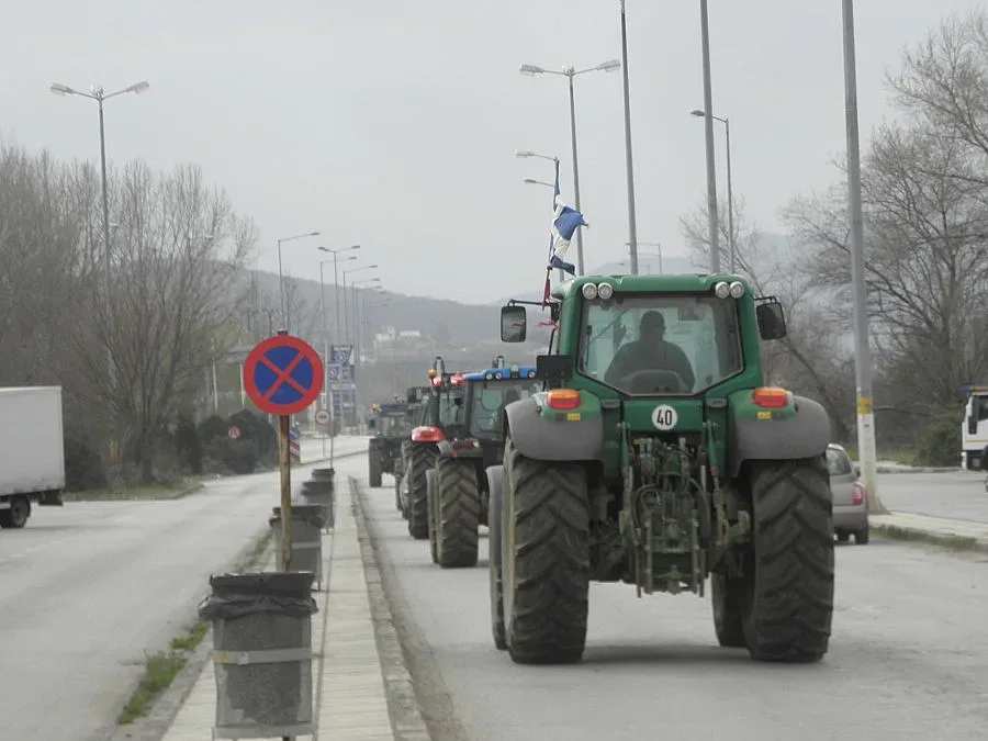 Тракторите си отидоха от Кулата след 40 дни блокада
