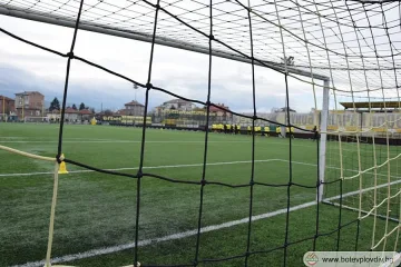 Костов скочи на вратаря Голас