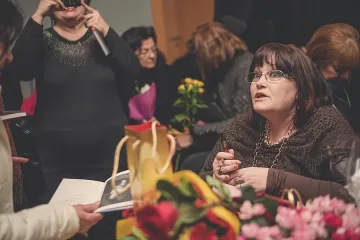 Опашка за автографи на премиерата на Маргарита Петкова