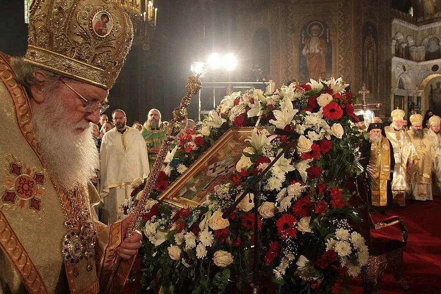 Опашки пред иконата на свети Серафим