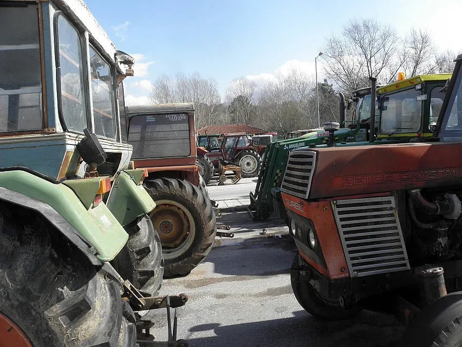 Гръцки фермери изтеглят трактори от границата