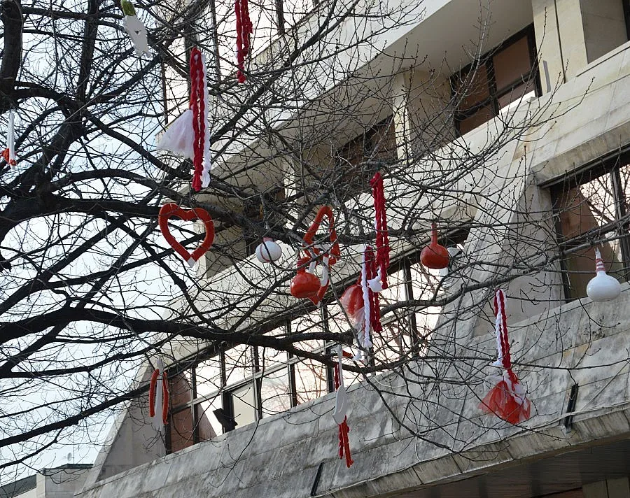 Деца превърнаха дървета в мартеници