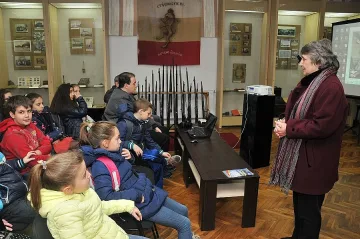Хлапета при опълченци в урок по родолюбие
