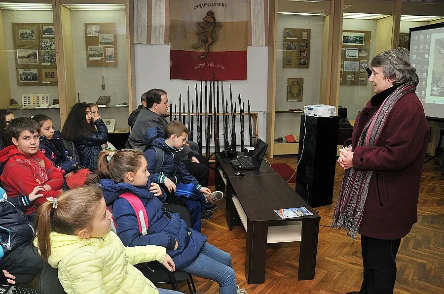 Хлапета при опълченци в урок по родолюбие