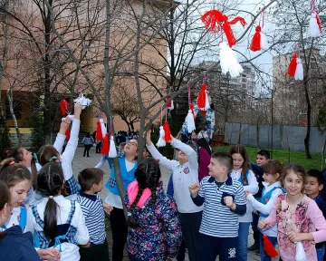 Ученици накичиха дърветата в школския двор с мартенички
