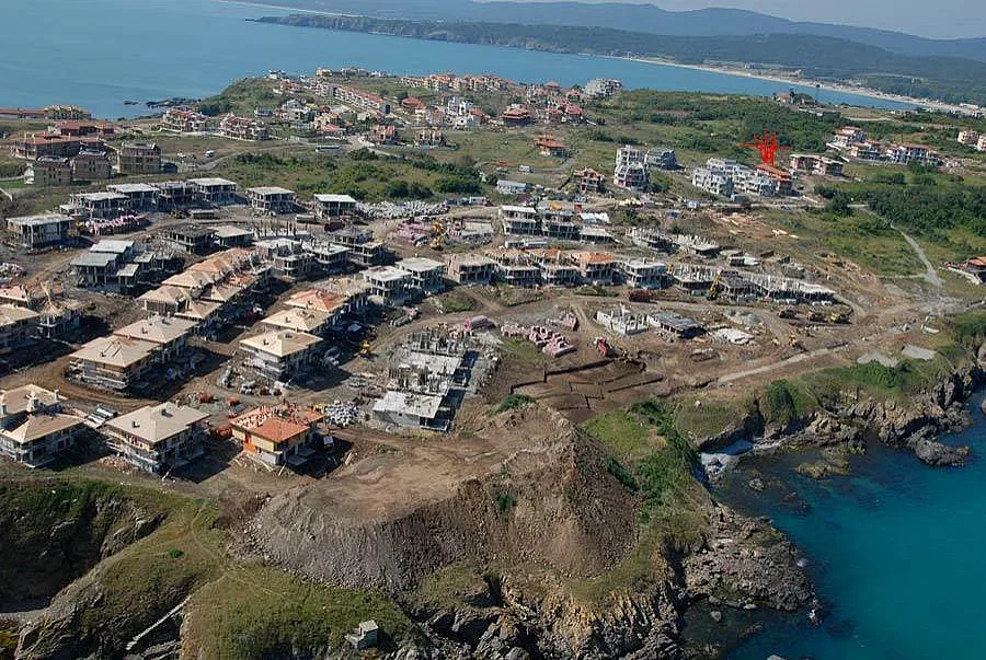 Събарят незаконен басейн в Буджака край Созопол