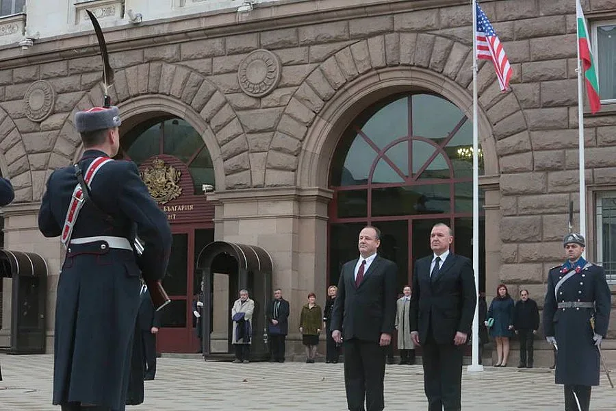 "Тих бял Дунав" и гвардейци за US посланика