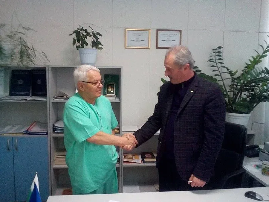 Доктор дари на болница ортопедично устройство